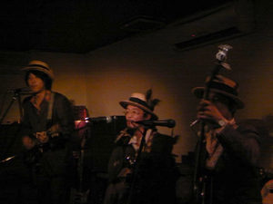 オープニングアクト:「日倉士歳朗」LIVEを観る