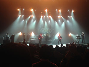 シルクハットのデヴィッド・ペイチ、歌ってます:TOTOのライブを東京エレクトロンホール宮城で観る