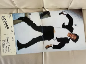 デヴィッド・ボウイ（David Bowie）『ロジャー（間借人）』（Lodger）：ジャケットの表裏