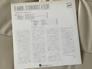 ジョアン・ジルベルト(João Gilberto)『愛と微笑みと花』(O Amor, o Sorriso e a Flor):ジャケットの裏面
