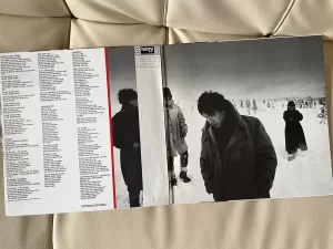 U2『WAR（闘）』：ジャケットの見開き