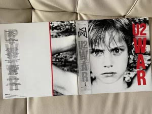 U2『WAR（闘）』：ジャケットの表裏