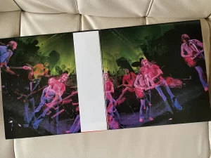 ビージーズ(Bee Gees)『ビージーズ・グレイテスト・ライヴ』(Here At Last Bee Gees Live):ジャケットの見開き