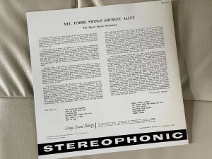 メル・トーメ(MEL TORME)『メル・トーメ・スウィングズ・シューバート・アレイ』(Mel Torme Swings Shubert Alley):ジャケットの裏面