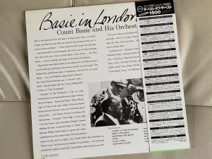 カウント・ベイシー・オーケストラ(Count Basie Orchestra)『Basie in London』(ベイシー・イン・ロンドン):ジャケットの裏面