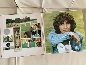 ジョージ・ハリスン（George Harrison）『33 1/3（サーティ・スリー・アンド・ワン・サード）』（Thirty Three & 1/3）：ジャケットの見開き